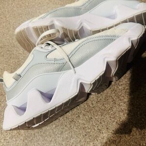 Nike Ryz  Women's white and grey  gym running shoes  10